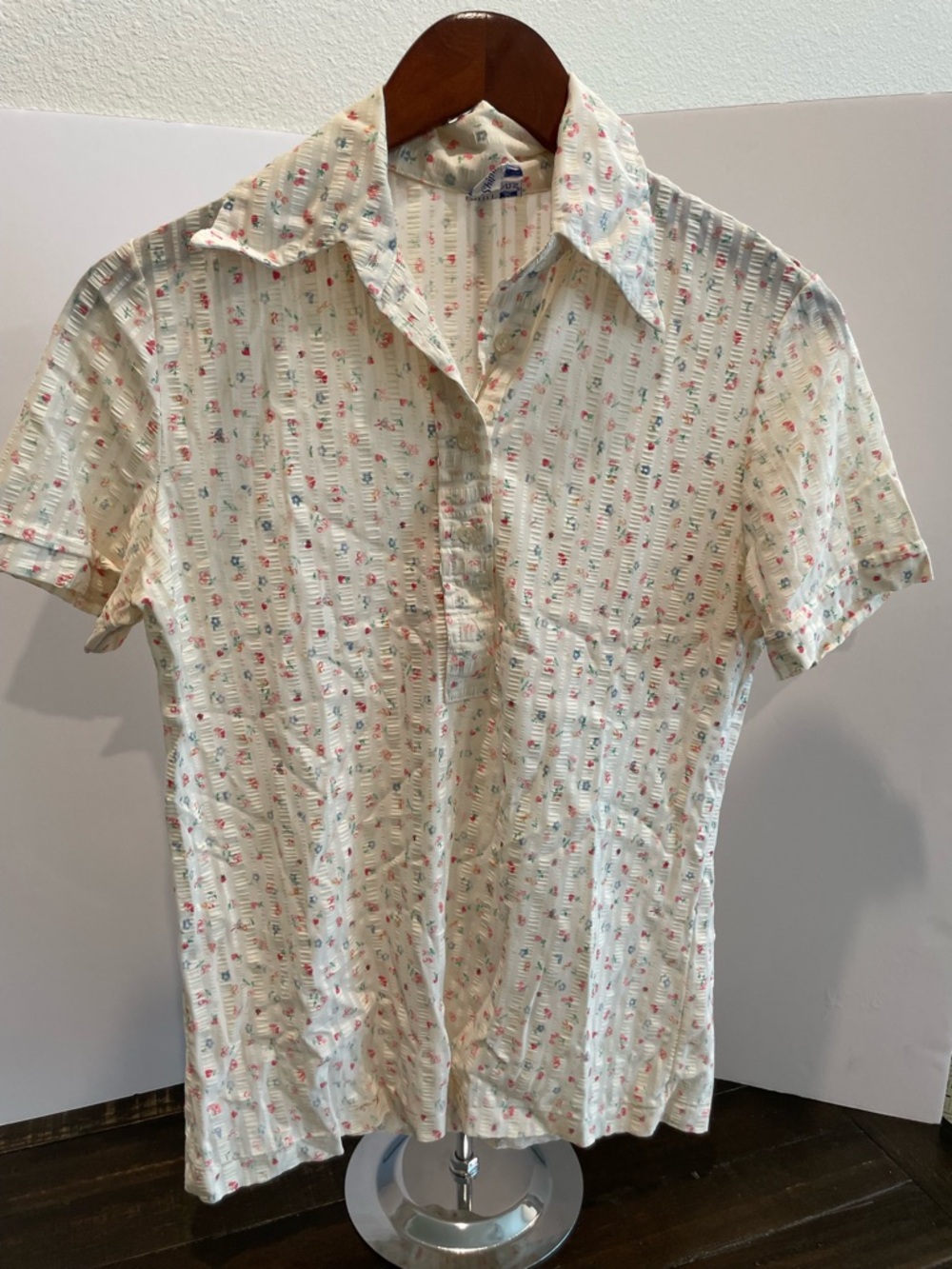 Women's Cream Short-Sleeve Button-Down Shirt with Subtle Multi-Color Motif